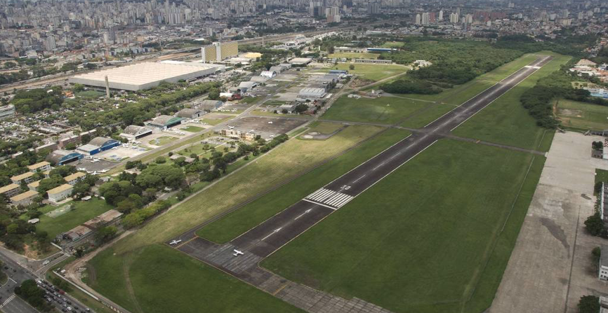 Vista do aeroporto Campo de Marte, com o bairro da Casa Verde ao fundo - Divulgação/Infraero