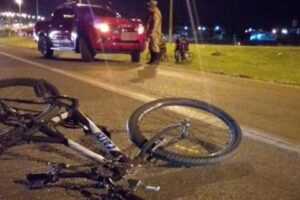 Ciclista bate em caminhonete é arremessado e morre em Luziânia