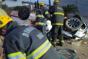 Motorista derruba poste e fica preso entre ferragens após acidente em Anápolis