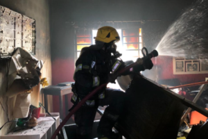 Bombeiros combatem incêndio em residência de idosa no Jardim Helvécia, em Aparecida (Foto: Bombeiros)