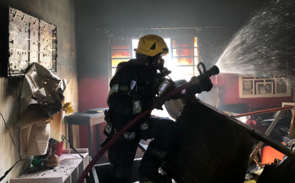 Bombeiros combatem incêndio em residência de idosa no Jardim Helvécia, em Aparecida (Foto: Bombeiros)