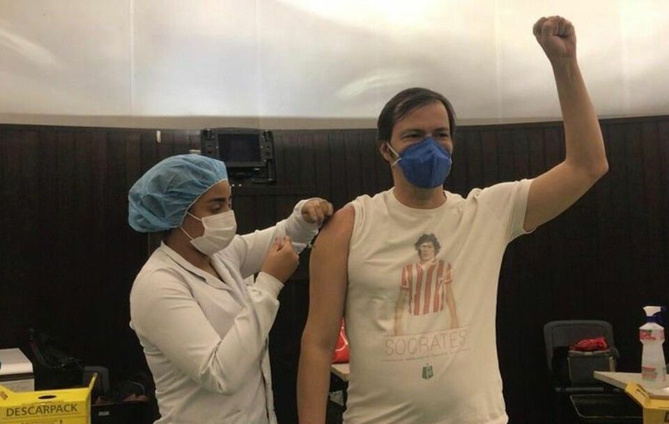 Heitor Martinez Heitor Martinez, que ficou na UTI com Covid, é vacinado no Rio