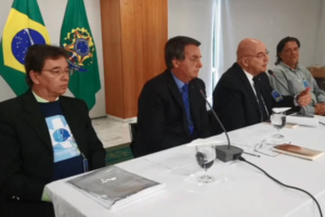 Bolsonaro ao lado do virologista Paolo Zanotto e do ex-ministro Osmar Terra (Foto: Reprodução)