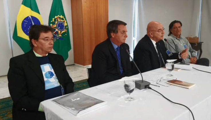 Bolsonaro ao lado do virologista Paolo Zanotto e do ex-ministro Osmar Terra (Foto: Reprodução)