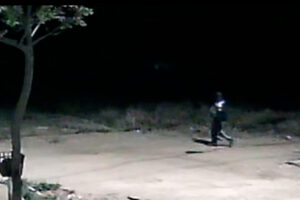 Câmeras de segurança flagraram Lázaro Barbosa caminhando com arma em punho (Foto: Reprodução)