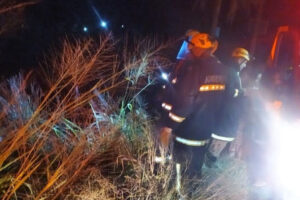 Um motorista de 27 anos e uma passageira, de 20, ficaram feridos após um capotamento na BR-020, na cidade de Formosa