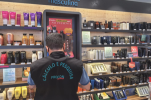 Procon realiza pesquisa de preços em perfumaria masculina (Foto: Procon Goiás)