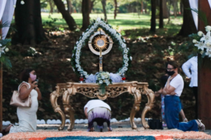 Altar montado no estacionamento da paróquia Nossa Senhora da Assunção (Foto: Divulgação)