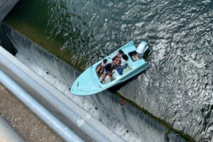 Barco com 4 pessoas fica preso e quase tomba em barragem de represa nos EUA
