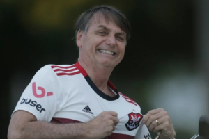 Presidente Bolsonaro com o uniforme do Flamengo (Foto: Reprodução)