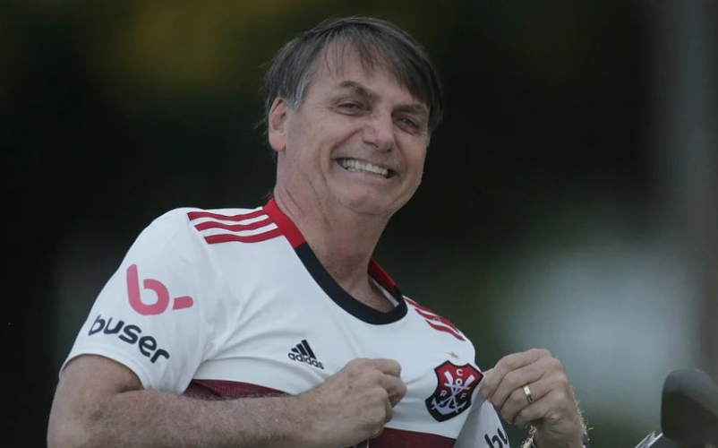 Presidente Bolsonaro com o uniforme do Flamengo (Foto: Reprodução)