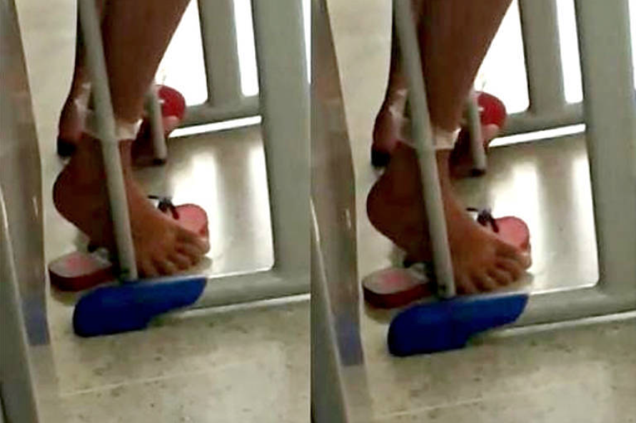 Imagem que circula em redes sociais mostra aluno com pé preso por fita adesiva em cadeira de escola municipal de Vitória (ES) - Reprodução