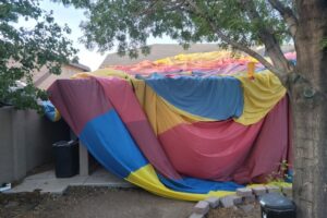 Cinco pessoas morreram na queda de um balão de ar quente nos Estados Unidos. Foi na cidade de Albuquerque, no estado do Novo México. (Foto: reprodução/Diário de Notícias)