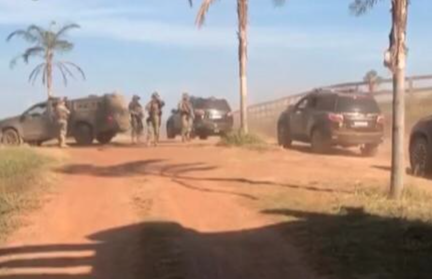 Policiais da força-tarefa que procuram Lázaro Barbosa no povoado de Girassol (Foto: Reprodução/TV Anhanguera)