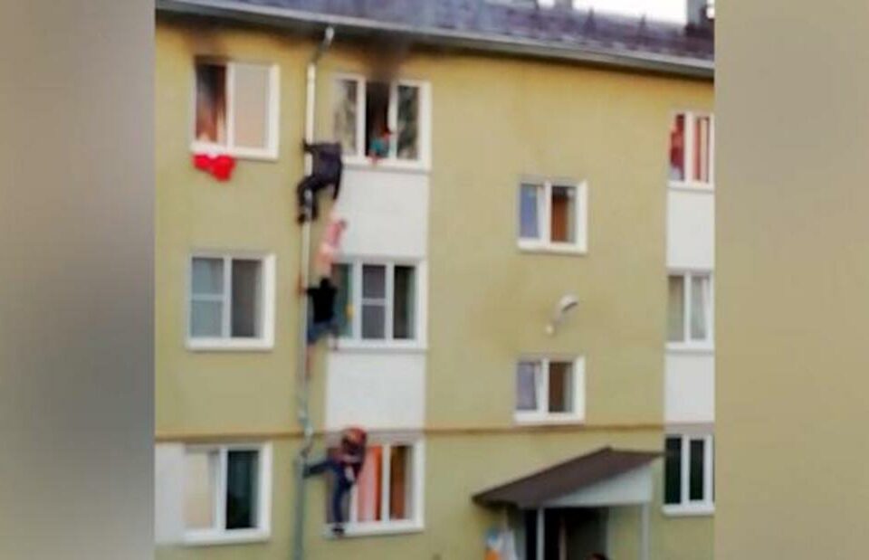 Russos escalam prédio e salvam três crianças de incêndio; assista o vídeo