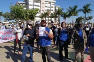 Servidores da rede municipal de Saúde de Aparecida protestam em frente a prefeitura, nesta quarta-feira (30)