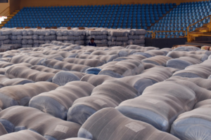Cobertores empilhados para doação no ginásio Goiânia Arena (Foto: Governo do Estado)