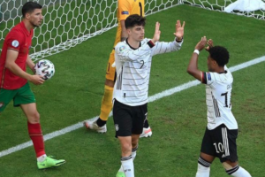 Havertz comemora gol da Alemanha com Gnabry (Foto: Reprodução/Sportv)