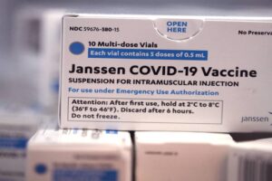 DF suspende uso de 40 mil doses da Janssen após elas chegarem congeladas Governo anuncia atraso nas vacinas da Janssen, mas não diz nova data
