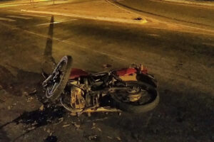 Motociclista morre ao bater na traseira de carro, em Goiânia