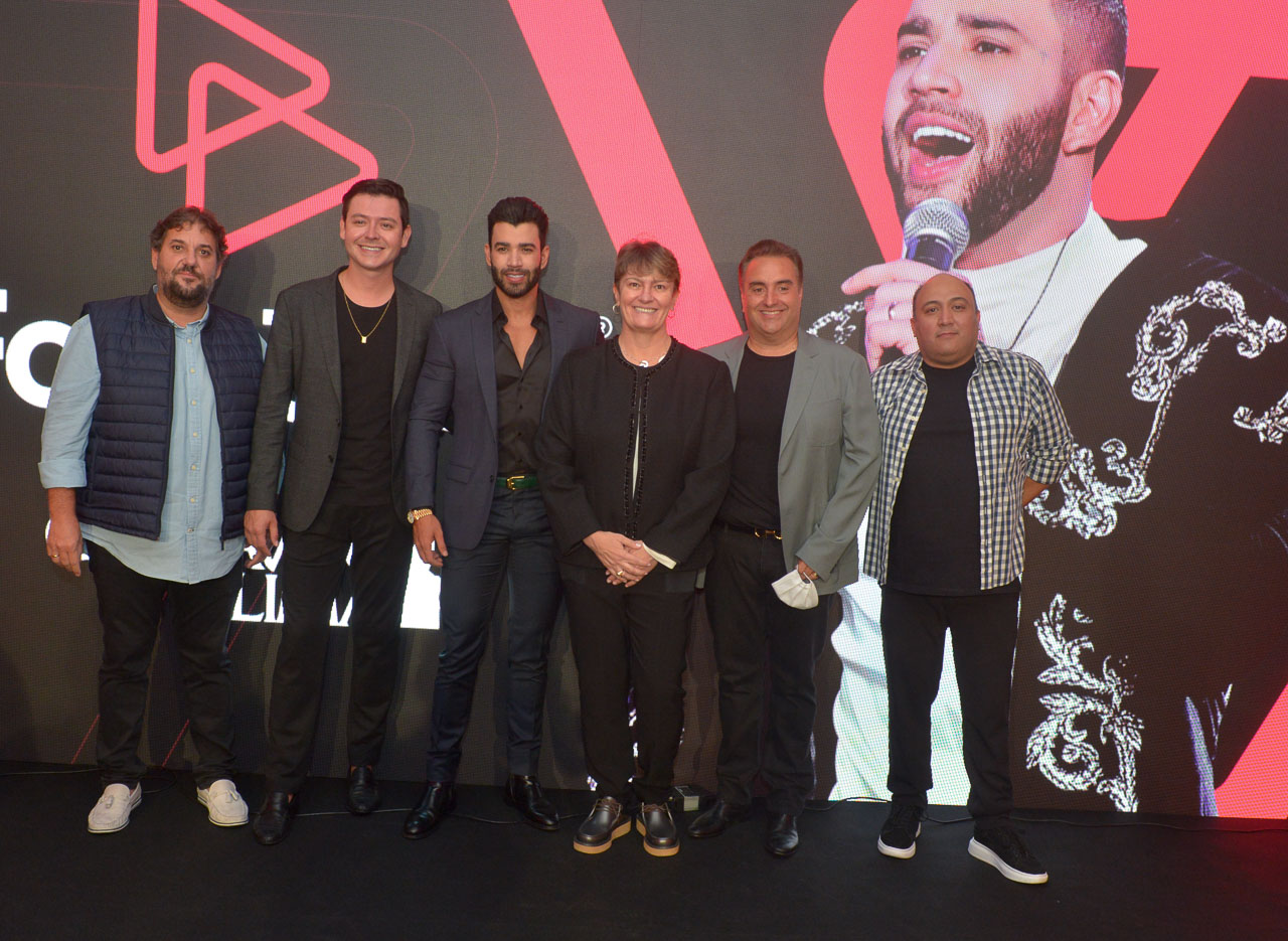 Gustavo Lima assina contrato com grupo de investimentos; confira fotos