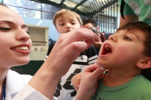 Com a pandemia de Covid-19, a cobertura vacinal no Brasil despencou, aumentando o risco de novos surtos de doenças preveníveis. (Foto: Rivaldo Gomes/FolhaPress)