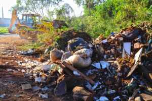 Descarte ilegal de resíduos, em Aparecida (Foto: Enio Medeiros/SecomAparecida))