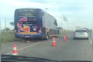 Um acidente envolvendo um ônibus e um caminhão deixou ao menos três feridos na GO-020, na zona rural de Senador Canedo. (Foto: reprodução)