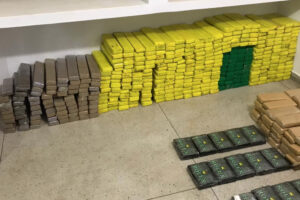 Polícia apreende 28 kg de cocaína, 800 kg de maconha, um revólver calibre 38, 31 munições, um carro em um imóvel em Senador Canedo