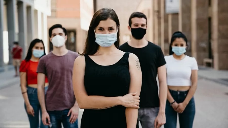 O país, que tem 55% da população vacinada, também recomenda o uso de máscara em grandes concentrações ao ar livre