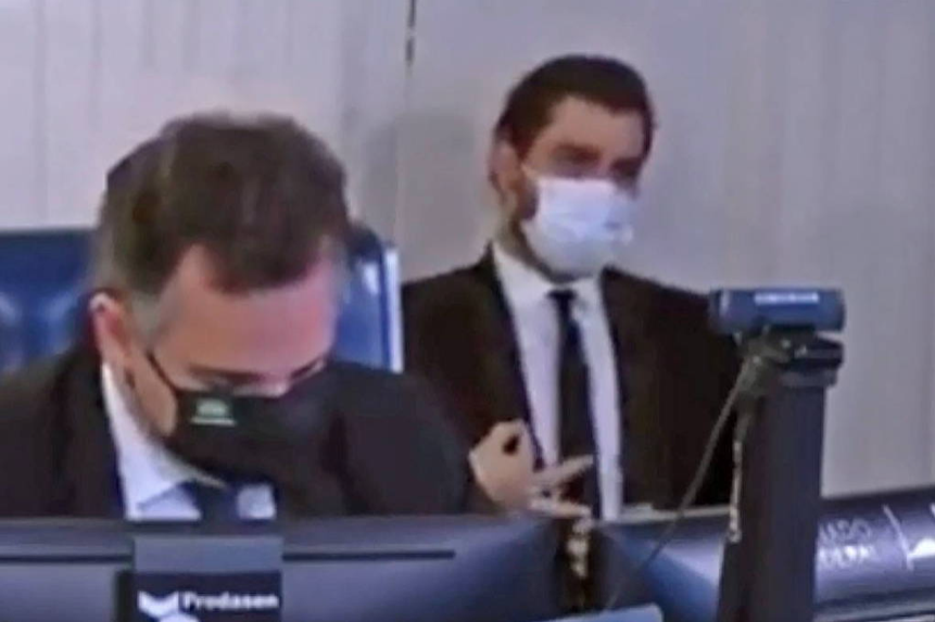 Em imagem capturada de vídeo, o assessor Filipe Martins gesticula durante sessão no Senado - 24.mar.21/Reprodução