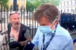 Jornalista da BBC sofre ataques de manifestantes contrários ao lockdown; vídeo - londres
