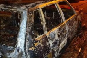 Bombeiros encontram corpo carbonizado ao combater fogo em carro, em Luziânia