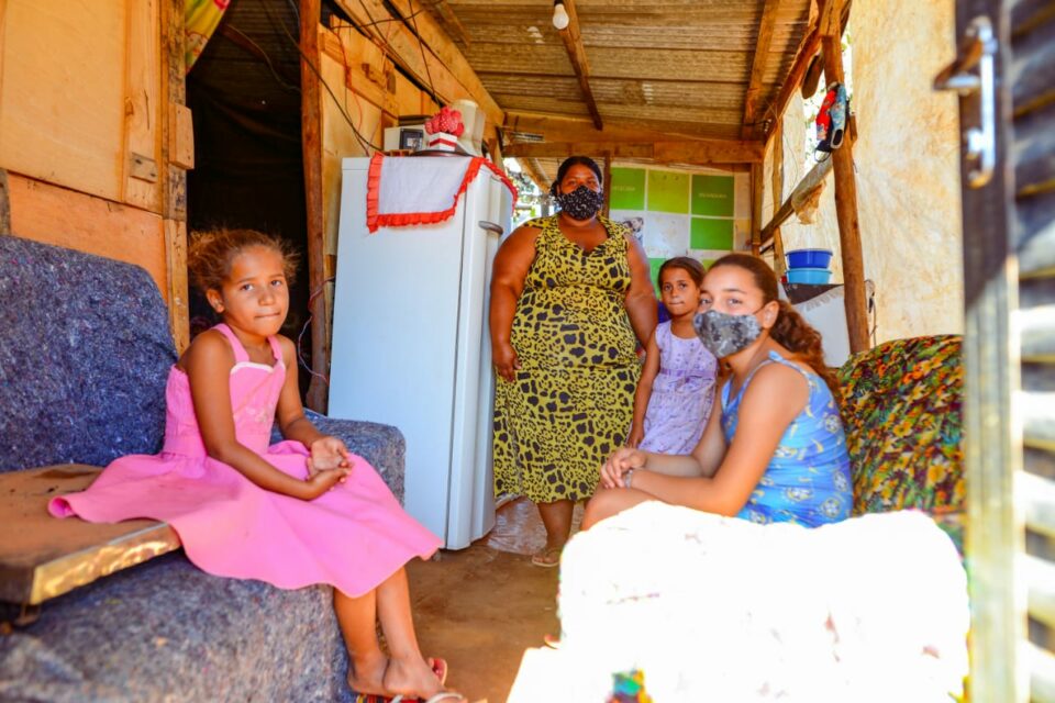 A família de Alessandra faz parte de uma das 700 que vivem no Alto da Boa Vista, em Aparecida (Foto: Jucimar de Sousa)