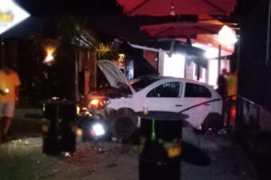 Motorista perdeu o controle da direção e acabou invadindo um bar, em Goiânia. Alguns estilhaços atingiram os cliente, que tiveram arranhões