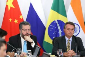 Ex-ministro Ernesto Araújo critica postura de Bolsonaro em relação a Rússia