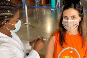 Fátima Bernardes é vacinada contra Covid-19; veja fotos