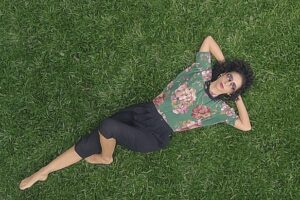 Marisa Monte lança 'Calma', canção feita em parceria com Chico Brown