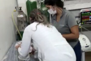 Médicos socorristas atendem bebê engasgado em Planaltina (Foto: Reprodução)