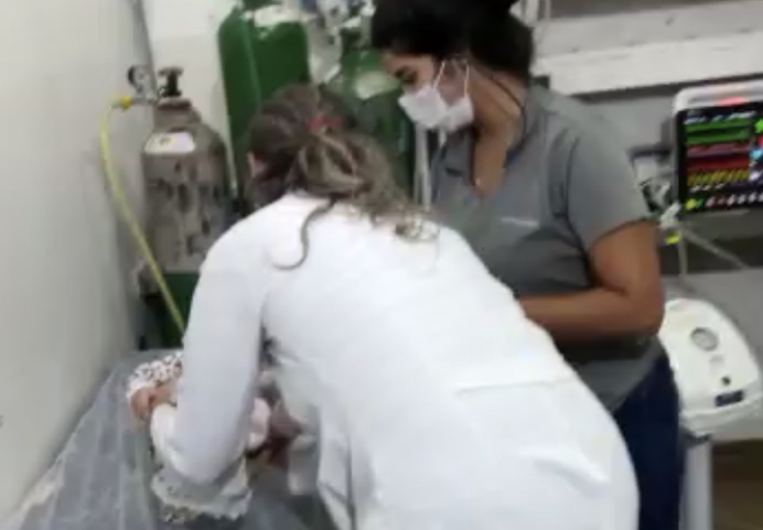 Médicos socorristas atendem bebê engasgado em Planaltina (Foto: Reprodução)