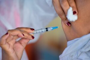 Com a faixa etária ampliada para 33 anos, Goiânia continua com a vacinação contra Covid-19, nesta terça-feira (3). (Foto: Governo de Goiás)