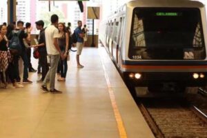Passageiro leva soco após cobrar uso de máscara no metrô de Brasília