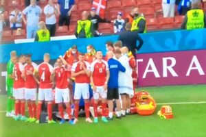 O jogador Christian Eriksen caiu desacordado durante a partida entre Dinamarca x Finlândia, na tarde deste sábado, pela Euro 2020. (Foto: reprodução)