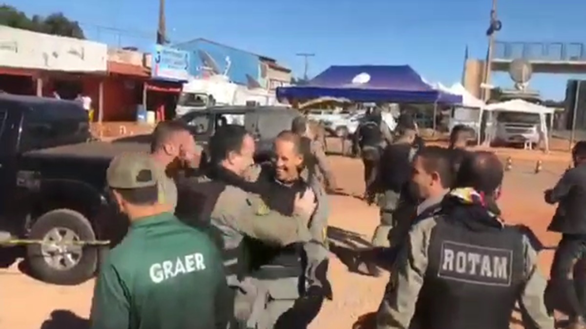 Veja momento que policiais comemoram a captura de Lázaro