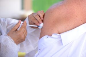 "Quanto mais pessoas vacinadas maior é a chance de frear a transmissão", diz infectologista