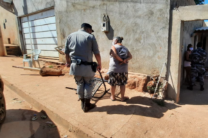 Mulher presa por tráfico de drogas no setor Retiro do Bosque, em Aparecida (Foto: Polícia Militar)