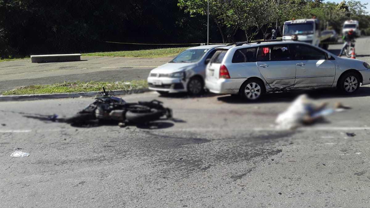 Um motociclista morreu após uma colisão lateral contra dois carros, na Avenida Madri, no Setor Faiçalville, em Goiânia.