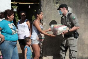 Polícia Militar dá suporte à OVG na entrega de cestas básicas (Foto: Governo do Estado)