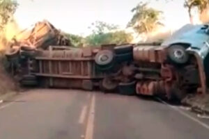 Acidente entre caminhão e ônibus deixa 37 feridos em Adelândia (Foto: Leitor/MaisGoiás)