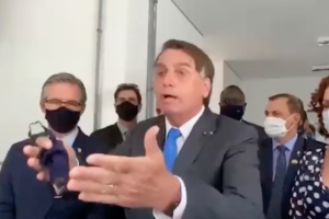 Presidente Jair Bolsonaro bate boca com jornalistas em Guaratinguetá (Foto: Reprodução)
